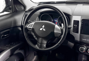Подержанный автомобиль Mitsubishi Outlander 2012 года (14 фото)