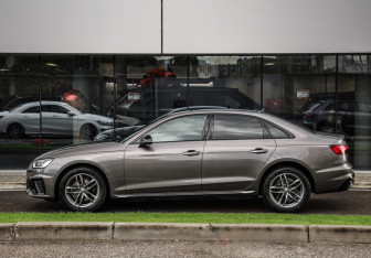 Подержанный автомобиль Audi A4 Sedan 2021 года (9 фото)