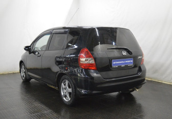 Подержанный автомобиль Honda Jazz 2008 года (7 фото)