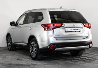 Подержанный автомобиль Mitsubishi Outlander 2018 года (7 фото)