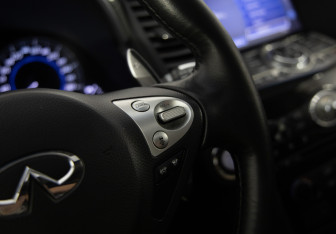 Подержанный автомобиль Infiniti QX70 2013 года (21 фото)