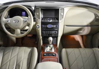 Подержанный автомобиль Infiniti QX70 2014 года (14 фото)