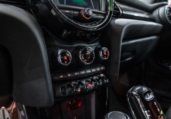 Подержанный автомобиль MINI Hatch 2019 года (21 фото)