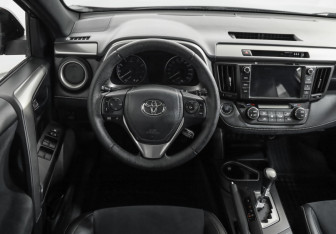 Подержанный автомобиль Toyota RAV4 2016 года (11 фото)