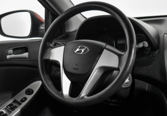 Подержанный автомобиль Hyundai Solaris Sedan 2012 года (16 фото)