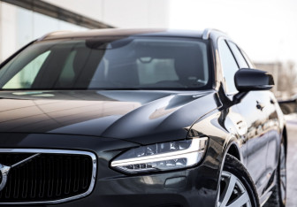 Подержанный автомобиль Volvo V90 2018 года (2 фото)