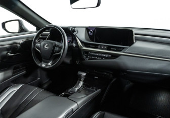 Подержанный автомобиль Lexus ES 2019 года (9 фото)
