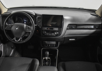 Подержанный автомобиль Mitsubishi Outlander 2019 года (13 фото)
