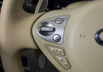 Подержанный автомобиль Infiniti FX 2012 года (15 фото)