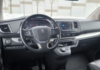 Подержанный автомобиль Peugeot Traveller 2018 года (15 фото)