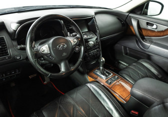 Подержанный автомобиль Infiniti FX 2013 года (11 фото)