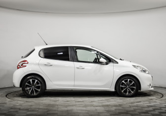 Подержанный автомобиль Peugeot 208 2013 года (4 фото)