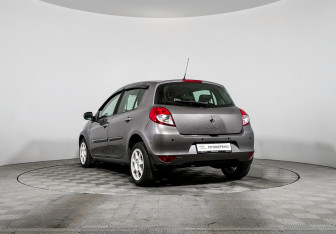Подержанный автомобиль Renault Clio Hatchback 2010 года (7 фото)