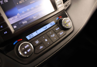 Подержанный автомобиль Toyota RAV4 2018 года (16 фото)