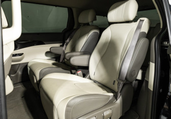 Подержанный автомобиль Kia Carnival 2022 года (10 фото)