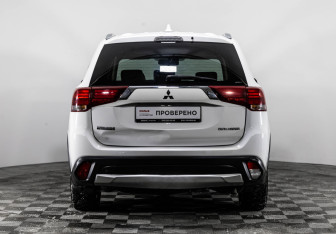 Подержанный автомобиль Mitsubishi Outlander 2017 года (6 фото)