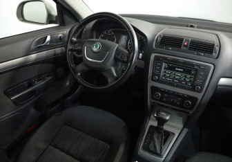 Подержанный автомобиль Skoda Octavia Liftback 2010 года (7 фото)