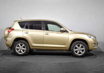 Подержанный автомобиль Toyota RAV4 2011 года (4 фото)