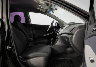 Подержанный автомобиль Hyundai Solaris Hatchback 2012 года (21 фото)