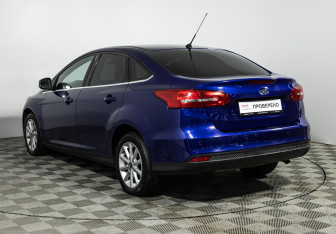 Подержанный автомобиль Ford Focus Sedan 2016 года (8 фото)