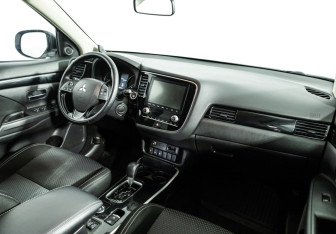 Подержанный автомобиль Mitsubishi Outlander 2022 года (9 фото)