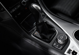 Подержанный автомобиль Infiniti Q50 2015 года (12 фото)
