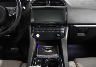 Подержанный автомобиль Jaguar F-Pace 2016 года (15 фото)