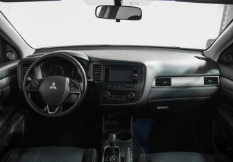 Подержанный автомобиль Mitsubishi Outlander 2016 года (9 фото)