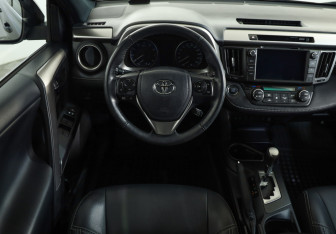 Подержанный автомобиль Toyota RAV4 2019 года (11 фото)