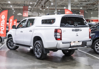 Подержанный автомобиль Mitsubishi L200 2021 года (13 фото)