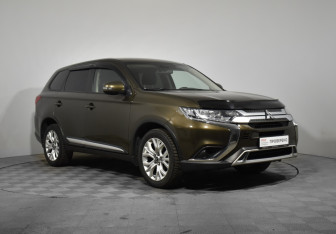 Подержанный автомобиль Mitsubishi Outlander 2019 года (3 фото)