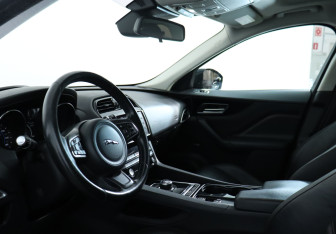 Подержанный автомобиль Jaguar F-Pace 2016 года (17 фото)