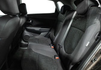 Подержанный автомобиль Kia Rio Hatchback 2017 года (10 фото)