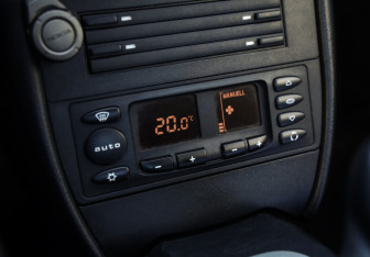 Подержанный автомобиль Porsche Boxster 2004 года (17 фото)