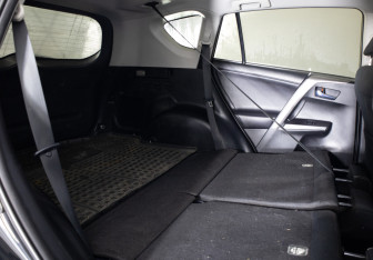 Подержанный автомобиль Toyota RAV4 2016 года (15 фото)