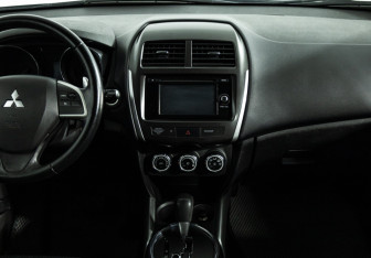 Подержанный автомобиль Mitsubishi ASX 2013 года (14 фото)