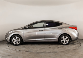 Подержанный автомобиль Hyundai Elantra Sedan 2012 года (8 фото)