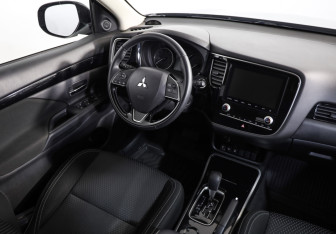 Подержанный автомобиль Mitsubishi Outlander 2022 года (8 фото)