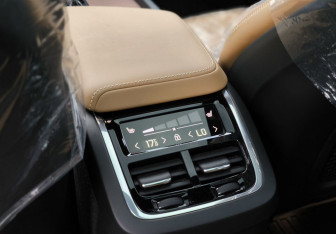 Подержанный автомобиль Volvo V60 Cross Country 2023 года (26 фото)