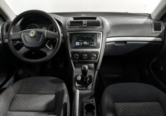 Подержанный автомобиль Skoda Octavia Liftback 2011 года (13 фото)