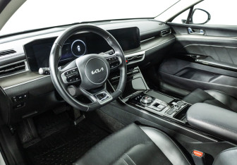 Подержанный автомобиль Kia K5 2022 года (10 фото)