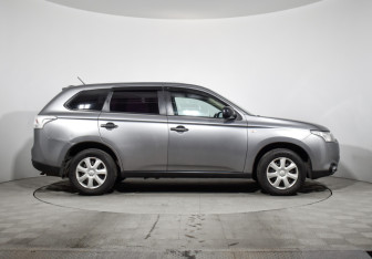 Подержанный автомобиль Mitsubishi Outlander 2013 года (4 фото)