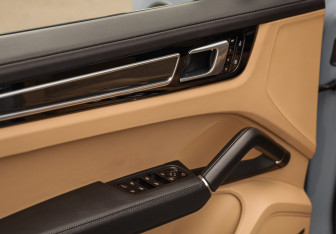 Подержанный автомобиль Porsche Cayenne 2021 года (25 фото)