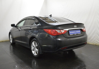 Подержанный автомобиль Hyundai Sonata 2011 года (7 фото)