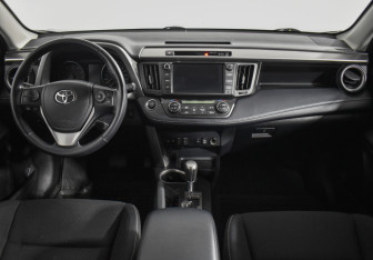Подержанный автомобиль Toyota RAV4 2018 года (13 фото)