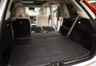 Подержанный автомобиль Volvo XC90 2022 года (35 фото)