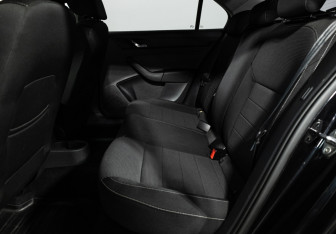 Подержанный автомобиль Skoda Rapid Liftback 2014 года (10 фото)