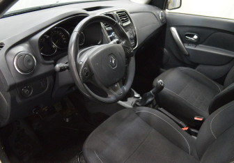 Подержанный автомобиль Renault Sandero 2014 года (10 фото)