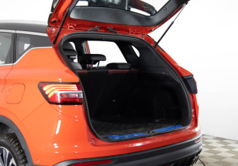 Подержанный автомобиль Geely Coolray 2022 года (19 фото)