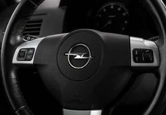 Подержанный автомобиль Opel Astra Sedan 2011 года (12 фото)